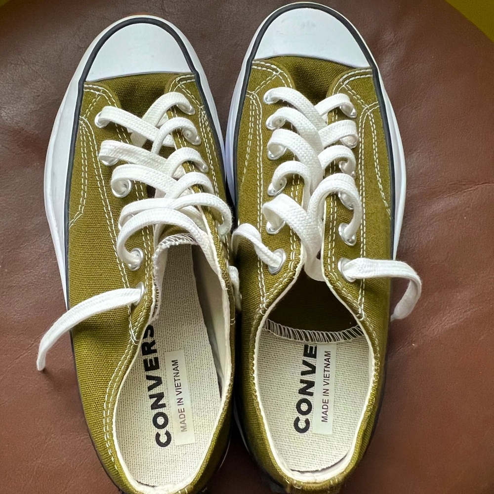 Men 6.5 or women 8 Converse platform  army green  sneakers.